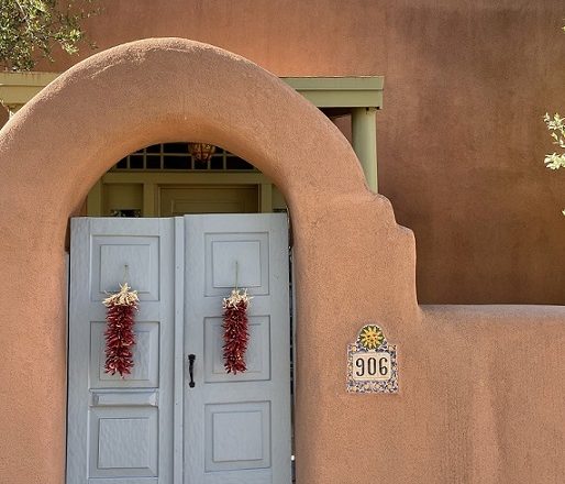 Dører, hager, kunst langs Santa Fes Canyon Road