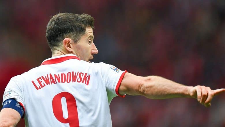 Polens Robert Lewandowski tar med Ukrainas armbind til verdensmesterskapet