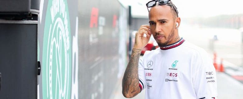 Lewis Hamilton fleiper om å se på iPaden sin under italiensk Grand Prix